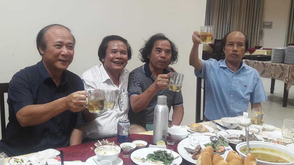 Bốn chàng Kỷ hợi gặp nhau (Từ trái sang: PGS.TS Nguyễn Hữu Sơn, TS Mai Bá Ấn, PGS.TS Văn Giá, Nhà văn Tạ Duy Anh)